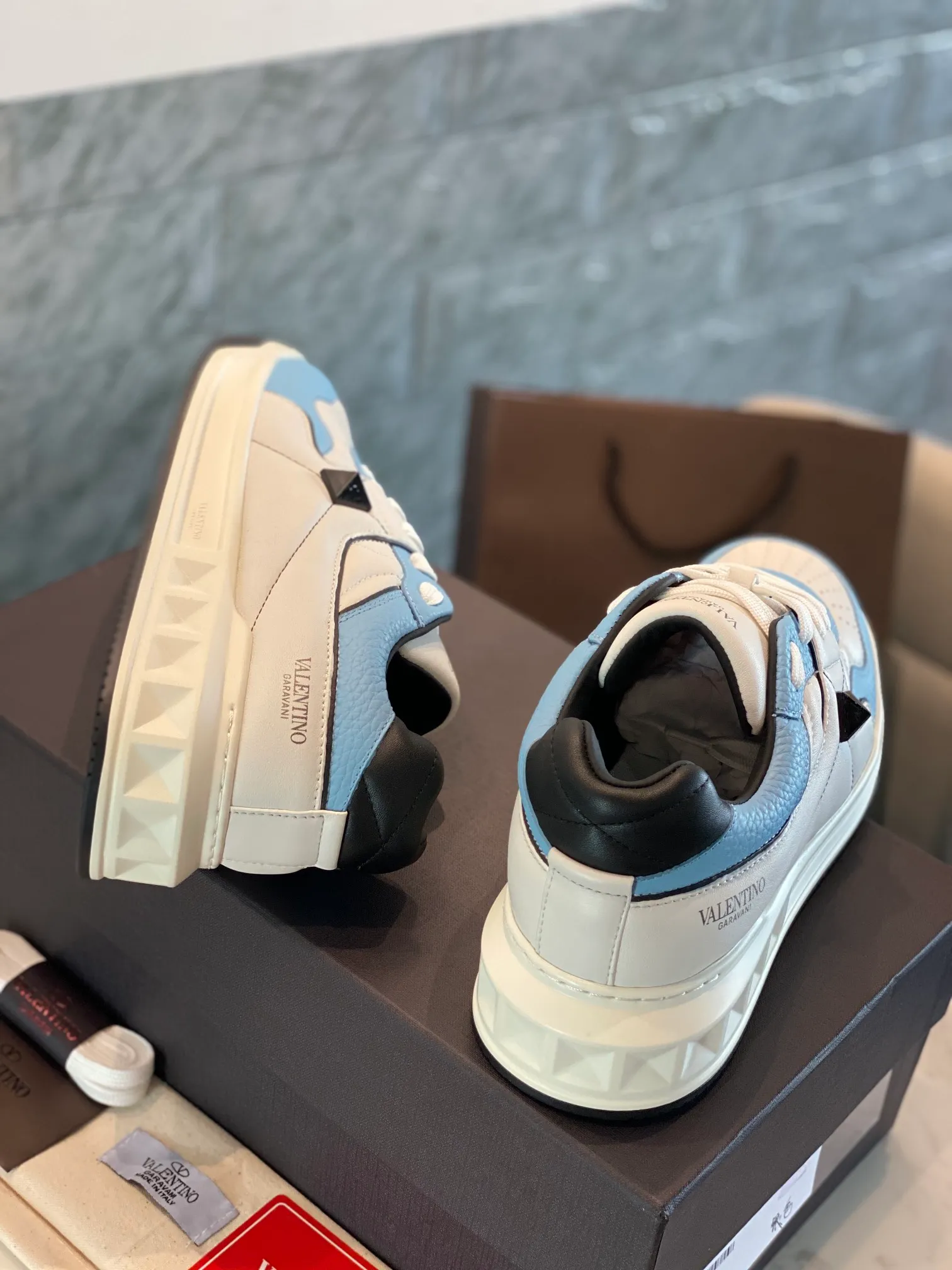 👟👟Ex-factory price 780👟👟 Valentino ONE STUD calfskin lace-up sneakers. Soft suede low-top sneakers, classic and versatile, couple's sneakers, special goods, worth buying! A pair of simple shoes with unique details will save you from the difficulty of dressing. OneStud sneakers, with quilted plaid and oversized rivets, create an eye-catching punk style and get rid of the heavy feeling of this season's clothing. U👟👟Ex-factory price raise calfskin derby shoes, with exquisite leather construction and simple silhouette, smooth lines set the tone of coolness, they are a versatile item in the wardrobe. There are more Valentino boutique shoes waiting for you to unlock! It’s time to get the shoes you’ve been coveting for a long time! Officially on sale 7,+++ - Seven straps, decorated with metallic rubber effect. Decoration on the back and tongue. Size 35-44.